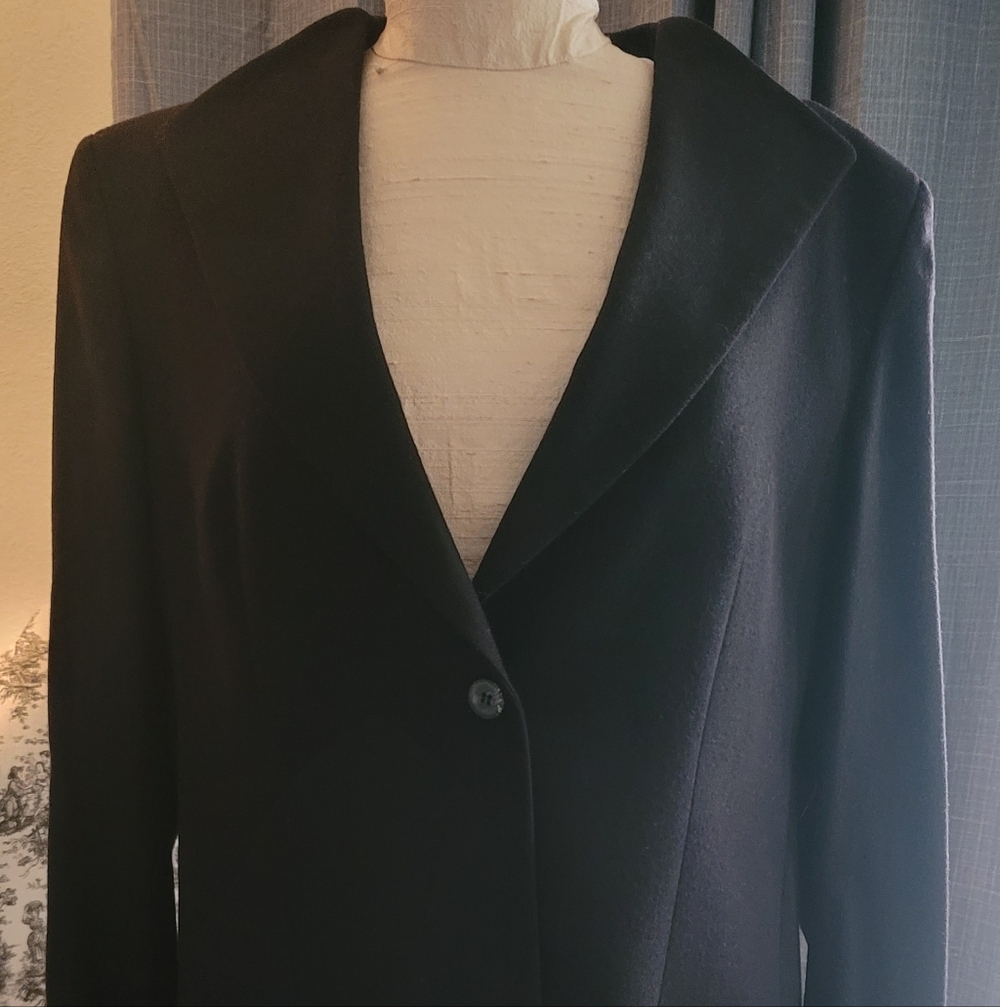 Elegant Women's Black Blazer